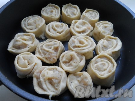 Скатать в рулет, порезать кусочки шириной 3-4 см. Поставить кусочки в форму, смазанную растительным маслом начинкой вверх, на небольшом расстоянии друг от друга.