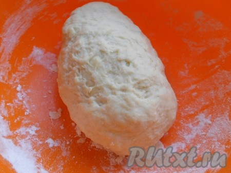 Собрать крошку, скатать в шар, накрыть пищевой пленкой и оставить тесто в теплом месте на 30 минут.