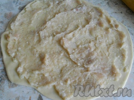 Каждую часть раскатать в тонкую лепешку. Распределить по всей поверхности подготовленный фарш.