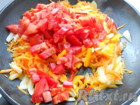 Лук, сладкий перец, помидоры порезать, морковь натереть на крупной терке. Обжарить сначала несколько минут лук и морковь, добавить перец и помидоры. Посолить и поперчить. Обжарить на небольшом огне до мягкости овощей - минут 10-12.