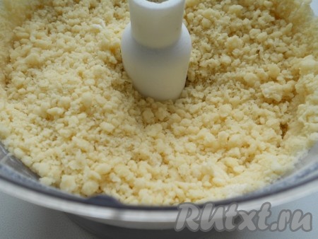 Яйцо взбить вилкой с водой. Влить половину смеси в блендер, всыпать просеянную муку, соль, растительное масло и оставшуюся яичную смесь. Пробить &nbsp;2-3 минуты в режиме "пульсации" до образования крошки.