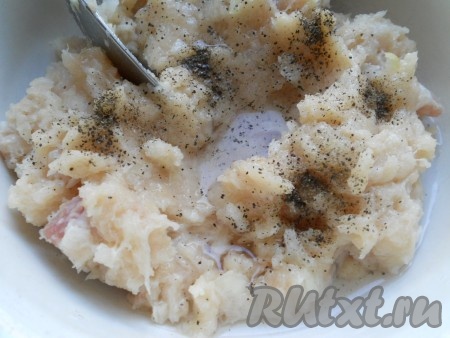 В фарш добавить измельченный лук, соль и перец. Влить воду и хорошо перемешать.