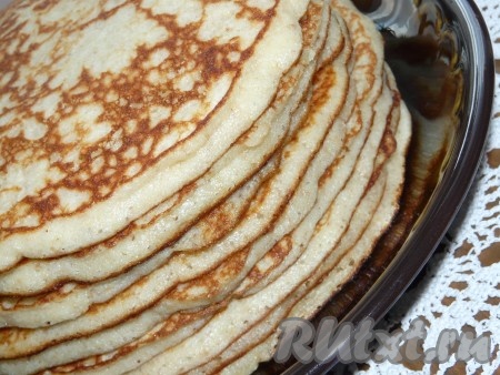 Наши пышные, вкусные и полезные блинчики готовы. Подать манно-овсяные блины с вареньем или сметаной.
