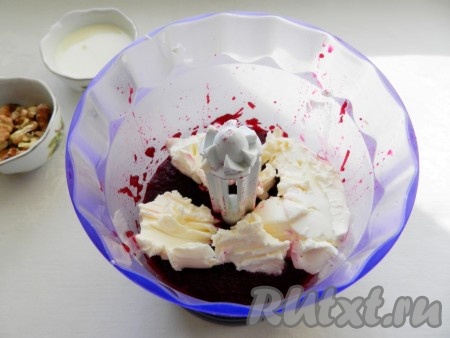 Добавить сливочный сыр, перемешать все вместе в блендере.