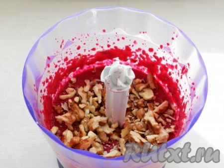 Желатин процедить и влить в свекольную массу. Добавить рубленные орехи и хорошо взбить всю массу.