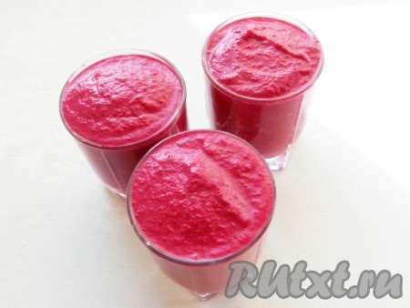 Можно использовать порционные силиконовые или стеклянные формы или выложить в одну форму - по вашему желанию. Убрать свекольный мусс в холодильник на несколько часов, лучше на ночь, для застывания. 