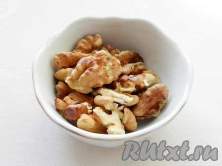 Грецкие орехи очистить и обжарить на сухой сковороде.