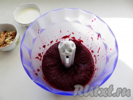 Выложить свеклу с чесноком в блендер и измельчить в пюре.