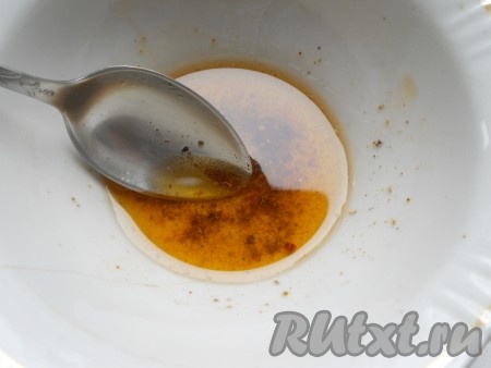 Смешать в небольшой емкости красный молотый перец с кориандром. Залить раскаленным на сковороде растительным маслом. Добавить соль, уксус и соевый соус. Хорошо перемешать.