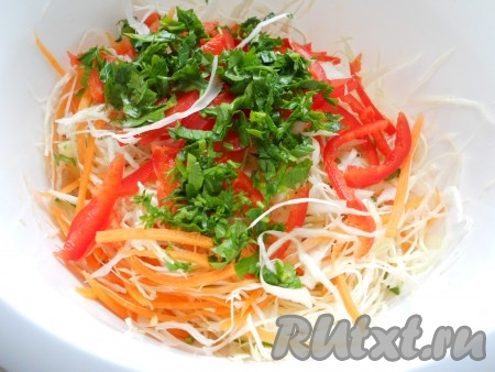 Перец болгарский очистить от семян и нарезать соломкой, зелень измельчить. Добавить к капусте и огурцам.