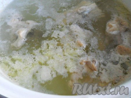 Кусочки курицы хорошо помыть, залить водой и поставить на огонь. Довести до кипения, снять пену, посолить по вкусу. Варить на слабом огне почти до готовности.