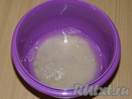 Воду подогреть до 40 градусов, перелить в миску, всыпать дрожжи, перемешать и оставить минут на 15 (за это время дрожжи активируются и на поверхности появится пенная шапочка).