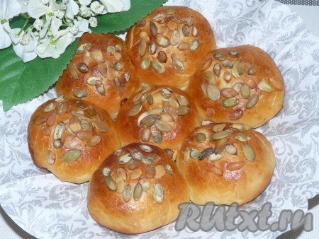 Поставить булочки&nbsp; в заранее разогретую духовку и выпекать при температуре 180 градусов, примерно, 25-30 минут. Вкусные, нежнейшие булочки из дрожжевого теста, приготовленные по этому рецепту, понравятся и детям, и взрослым. Такая выпечка хороша тем, что она достаточно долго не черствеет, сохраняя мягкость и свежесть, поэтому её можно взять с собой и в дорогу.