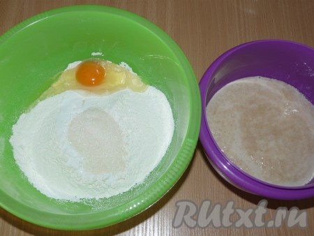 Тёплое молоко смешать со сметаной, температура молочно-сметанной смеси должна быть около 40 градусов. В большую миску просеять 500 грамм муки, добавить соль, сахар, яйцо, влить подошедшие дрожжи и молочно-сметанную смесь.