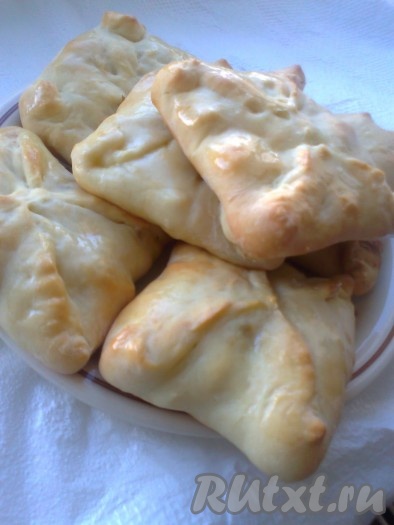 Духовку разогреваем до 220 градусов, выпекаем пирожки 15 минут, затем температуру уменьшаем до 200 градусов и печем еще&nbsp; 15 минут до румяной корочки. Готовые пирожки смазываем растительным или сливочным маслом.
