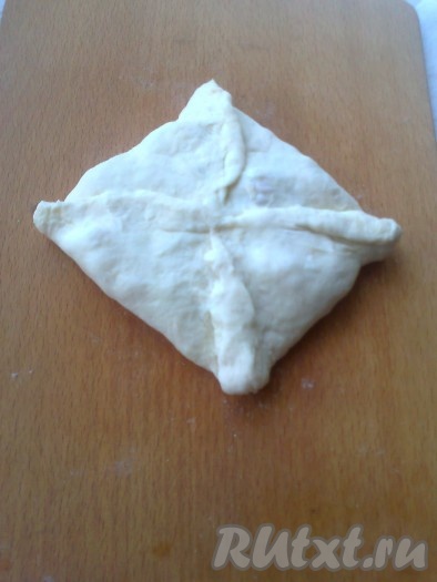 Защипываем пирожки в виде конверта. Для этого собираем в центр все 4 угла и защипываем  сначала центр, затем бока от края к центру.

