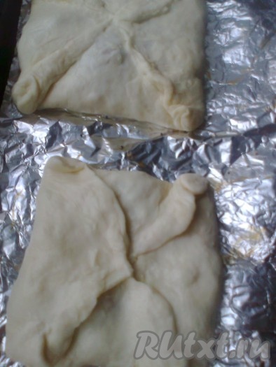 Противень застилаем пергаментной бумагой или фольгой и  выкладываем пирожки, смазываем их питьевой водой при помощи кондитерской кисти.