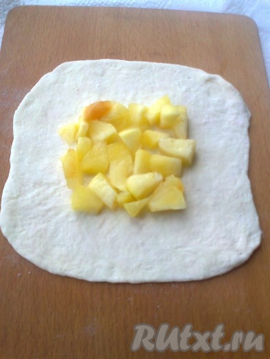 Каждую начинку разделяем на 3 части. На три квадрата в середину выкладываем начинку из&nbsp; капусты, а на три остальные в середину размещаем яблочную начинку.
