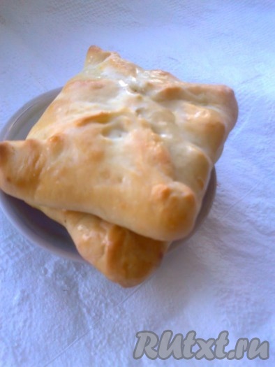 Затем надо сложить пирожки один на другой.