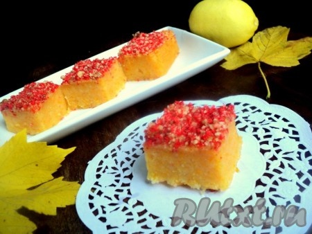 Аппетитный, очень вкусный, ароматный тыквенный манник, пропитавшийся лимонным сиропом, полностью охладить, нарезать на кусочки и подать к столу.