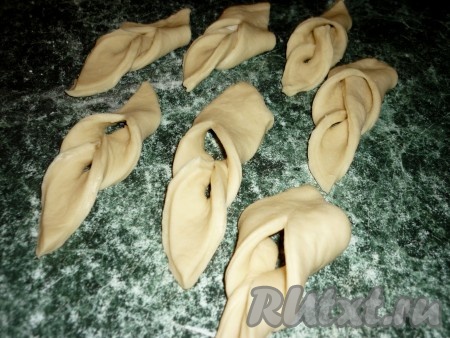 По середине каждого ромба прорезать дырочку. Один край ромба продеть через дырочку и вывернуть, получатся кребли, как на фото.