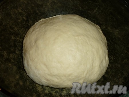 Частями добавляя просеянную муку и хорошо вмешивая её, замесить мягкое, приятное в работе тесто, не липнущее к поверхности и ладоням. Тесто накрыть полотенцем и оставить на 20 минут в тёплом месте.