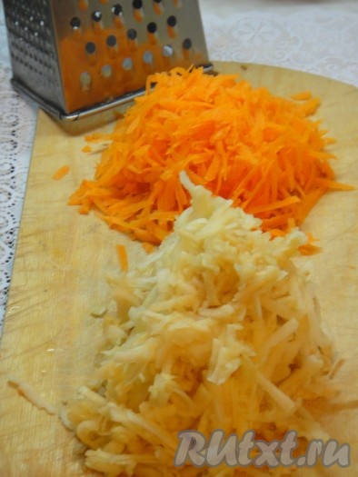 Морковь и яблоки натереть на крупной тёрке.