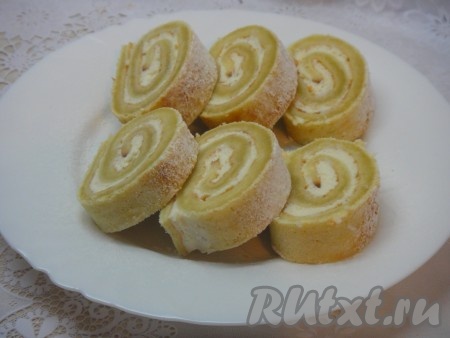 Затем достать, посыпать сахарной пудрой и подавать к чаю очень вкусный бисквитный рулет с творожным кремом!
