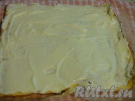Бисквитный рулет развернуть и смазать творожным кремом.
