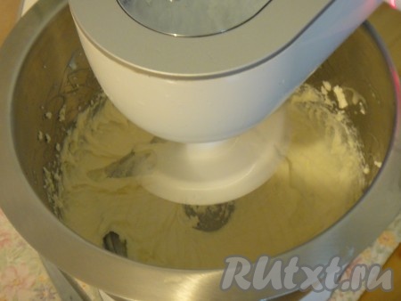 Тем временем взбить творог со сгущенкой до пышной массы.
