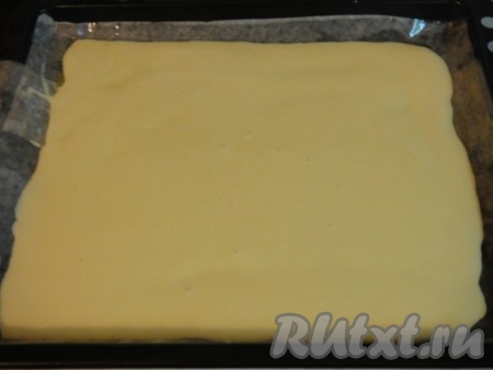 Все тщательно перемешать. Противень застелить бумагой и вылить на него тесто.
