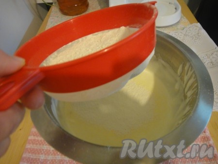 Муку, ванилин, разрыхлитель соединить и просеять к взбившимся яйцам.
