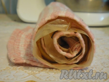 Выпекать в разогретой до 200 градусов духовке 8-12 минут. Затем, когда корж испечется, завернуть его в полотенце на несколько минут.
