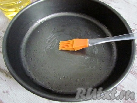 Форму для запекания смажьте растительным маслом.