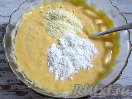 Затем добавьте кукурузную муку и 1 столовую ложку пшеничной муки. Тщательно перемешайте. Тесто должно получиться как на обычные оладьи. Если тесто будет жидким, добавьте еще немного пшеничной муки.
