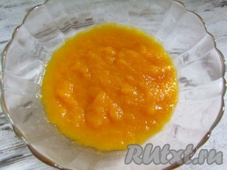 Слейте жидкость. Готовую тыкву пробейте в блендере до пюреобразного состояния или протрите через сито.