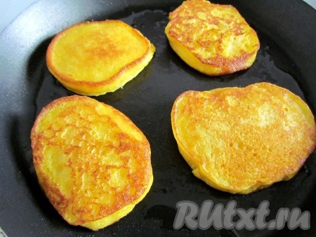 Жарьте тыквенные оладьи на хорошо разогретой сковороде в небольшом количестве растительного масла с обеих сторон и до румяной корочки.
