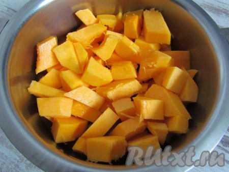 Переложите тыкву в сотейник, добавьте 1-2 столовые ложки воды и тушите тыкву под крышкой на небольшом огне до мягкости (около 10 минут).
