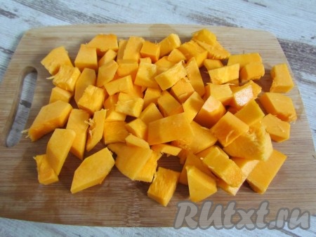 Тыкву вымойте, очистите от кожуры и семян, нарежьте кубиками.
