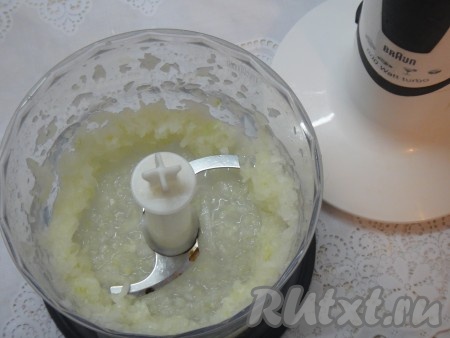 В кастрюлю влить 2,5-3 литра воды, поставить на плиту закипать. Лук очистить, натереть на мелкой тёрке (или измельчить в блендере).