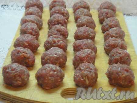 В фарш добавить измельчённый лук, посолить и поперчить, тщательно перемешать. Затем скатать из фарша шарики с перепелиное яйцо и опустить их в закипевшую воду, снова дать воде закипеть.