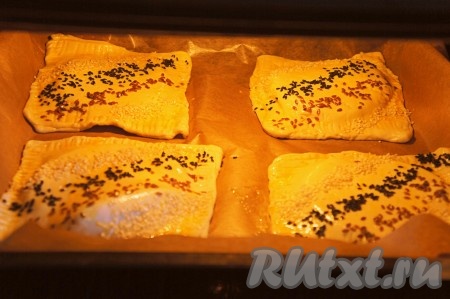 Духовку разогрейте до 200 градусов. Выпекайте слойки с адыгейским сыром около 20 минут. О готовности слоек вам подскажет румяная золотистая корочка.
