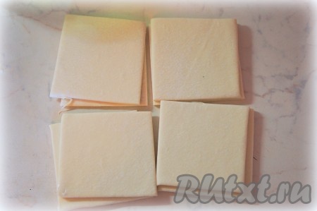 Тесто разрежьте на 8 равных квадратов.