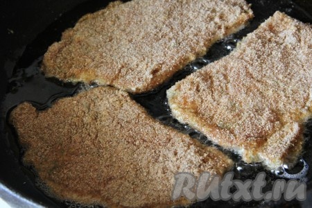 Сковороду поставить на огонь выше среднего, влить растительное масло и дождаться, когда сковорода хорошо разогреется. Затем выложить в сковороду отбивные из свинины и жарить 3-4 минуты (до румяности). Затем мясо перевернуть, сделать нагрев чуть ниже среднего, накрыть сковороду крышкой и томить отбивные ещё 4-6 минут.