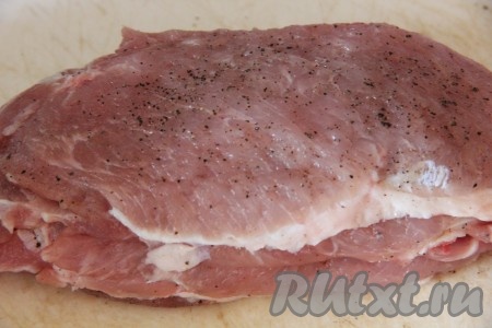 Отбивные слегка отбить кухонным молоточком, если отбивные нарезаны толсто (то есть они получились толщиной чуть больше одного сантиметра), тогда отбейте их получше. Мясо посолить и поперчить.