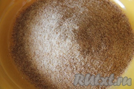 В отдельную миску выложить панировочные сухари. Каждую отбивную обмакнуть в яичный кляр со всех сторон, а затем обвалять со всех сторон в панировочных сухарях.