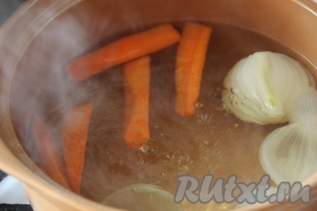 Приготовить заранее мясной или овощной бульон. Мне по вкусу больше овощной. Для овощного бульона в воду добавляю луковицу, морковь, перец горошком, соль и лавровый лист. Отвариваю до готовности овощей. Готовый бульон процедить и использовать по назначению. Я процеживаю бульон, но морковь всегда оставляю до конца готовки блюда.
