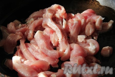 Мясо нарезать соломкой - по-строгановски. Обжарить его на растительном масле на большом огне до образования золотистой корочки.
