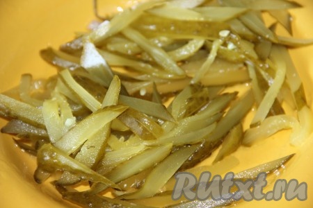 За 5 минут до готовности добавить в суп нарезанный соломкой маринованный огурец.
