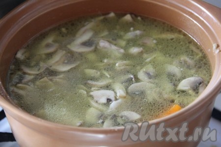 В бульон добавить обжаренное мясо и грибы. Варить до готовности.
